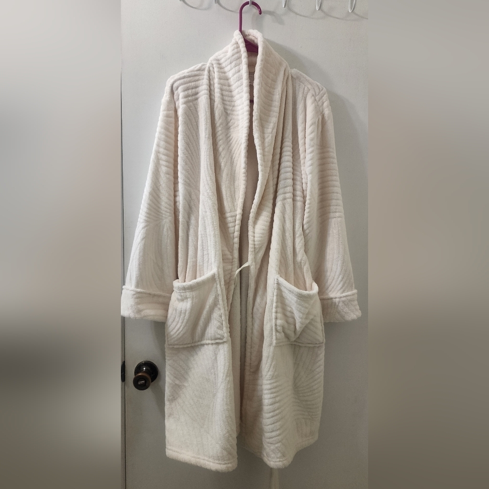 Cozy‎ Cream Robe - Picture 2 of 10